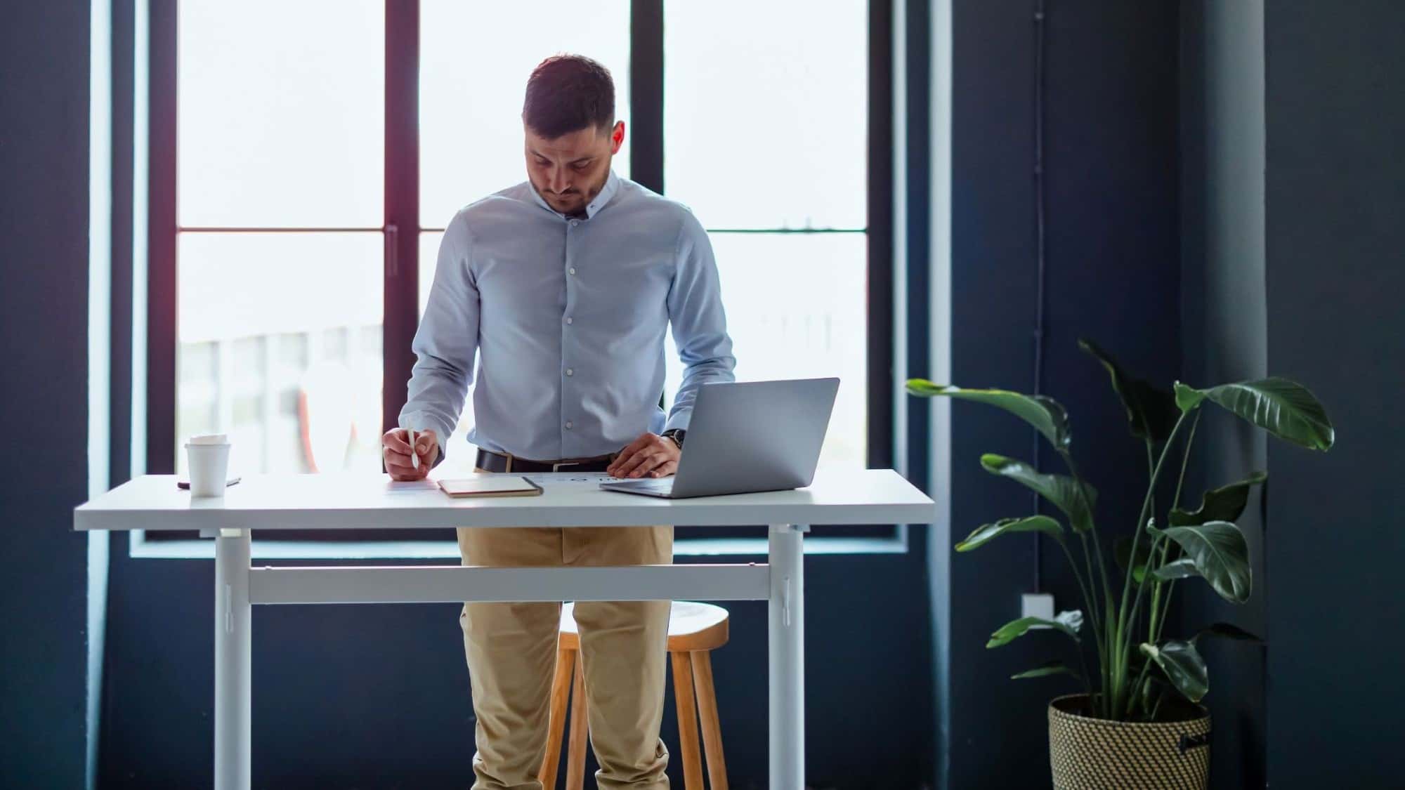 Arbeiten-im-Sitzen-und-Stehen-H-henverstellbare-Schreibtische-Diese-9-Modelle-lohnen-sich