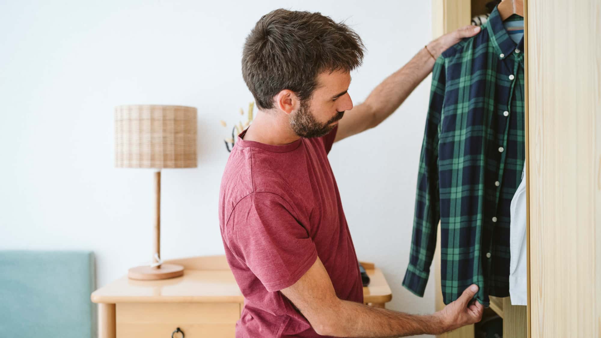 Kleiderschrank-ausmisten-So-kommt-endlich-Ordnung-ins-Klamotten-Chaos