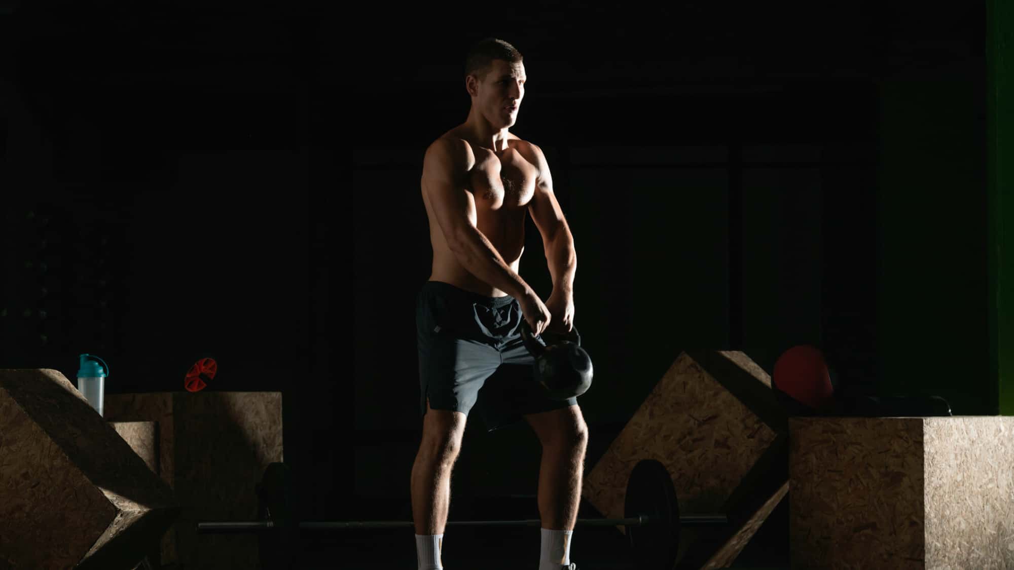 Kugelhantel-Schwingen-Kettlebell-Swing-richtig-machen-F-r-R-cken-Core-Ausdauer