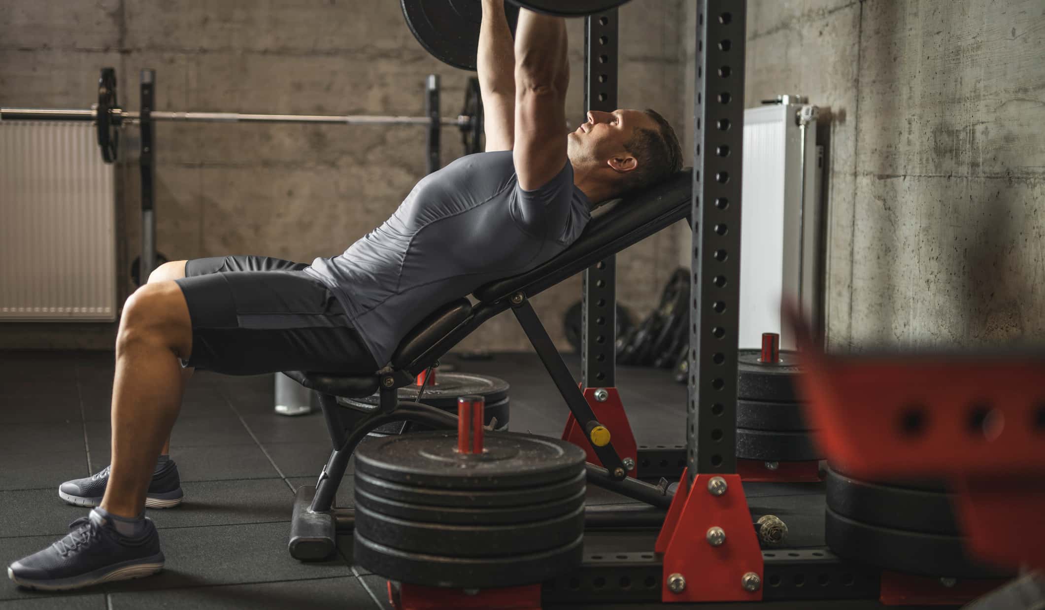 Schr-gbankdr-cken-Incline-Bench-Press-richtig-machen-bung-f-r-eine-starke-Brust