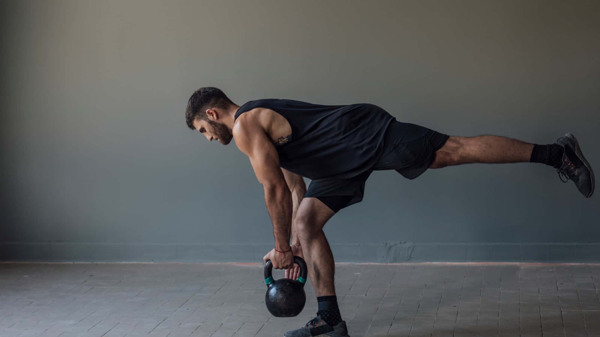 Einbeiniges-Kreuzheben-Single-Leg-Deadlift-richtig-machen-Kraft-Balance-Performance