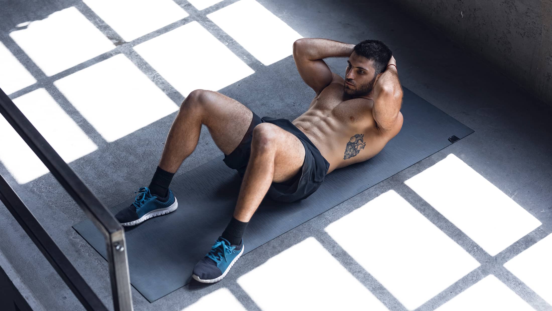 Bauchpresse-Crunches-richtig-machen-Anleitung-Tipps-und-Trainingsplan