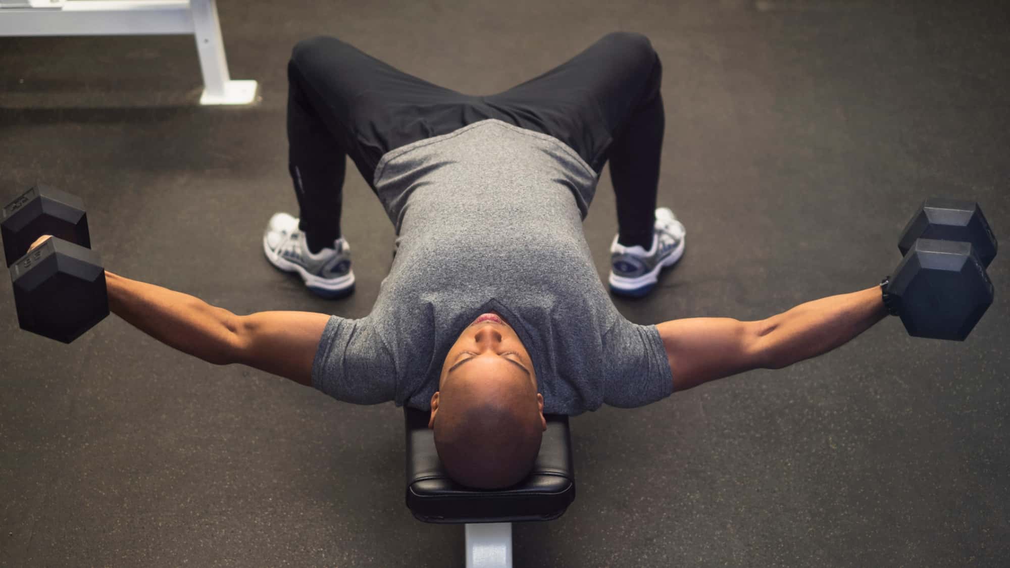 Fliegende-Flys-richtig-machen-Gezielter-Muskelaufbau-f-r-die-Brust