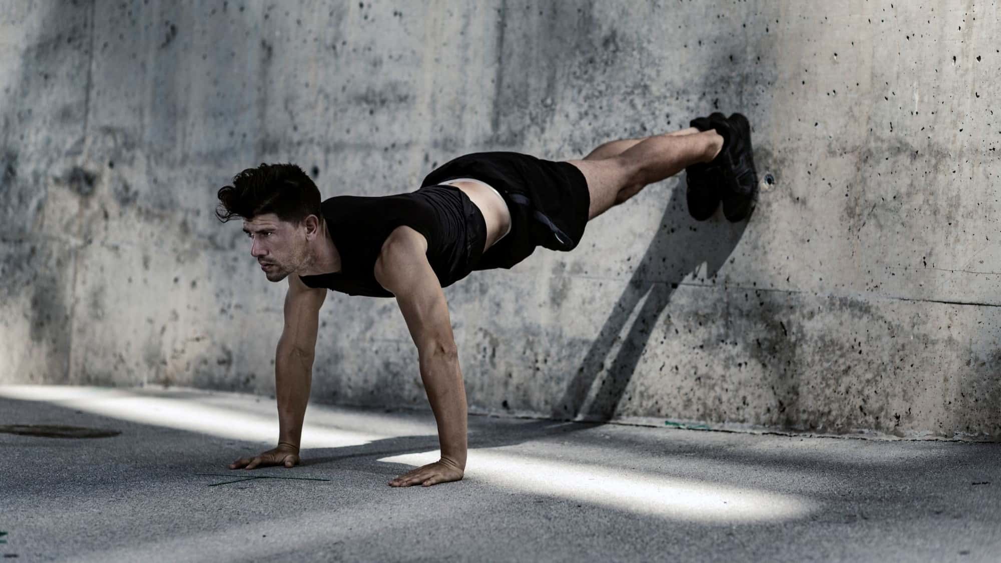Wandliegest-tz-Challenge-Du-denkst-du-kannst-Liegest-tze-Diese-Wall-Push-Up-Variante-ist-h-rter-als-alle-anderen