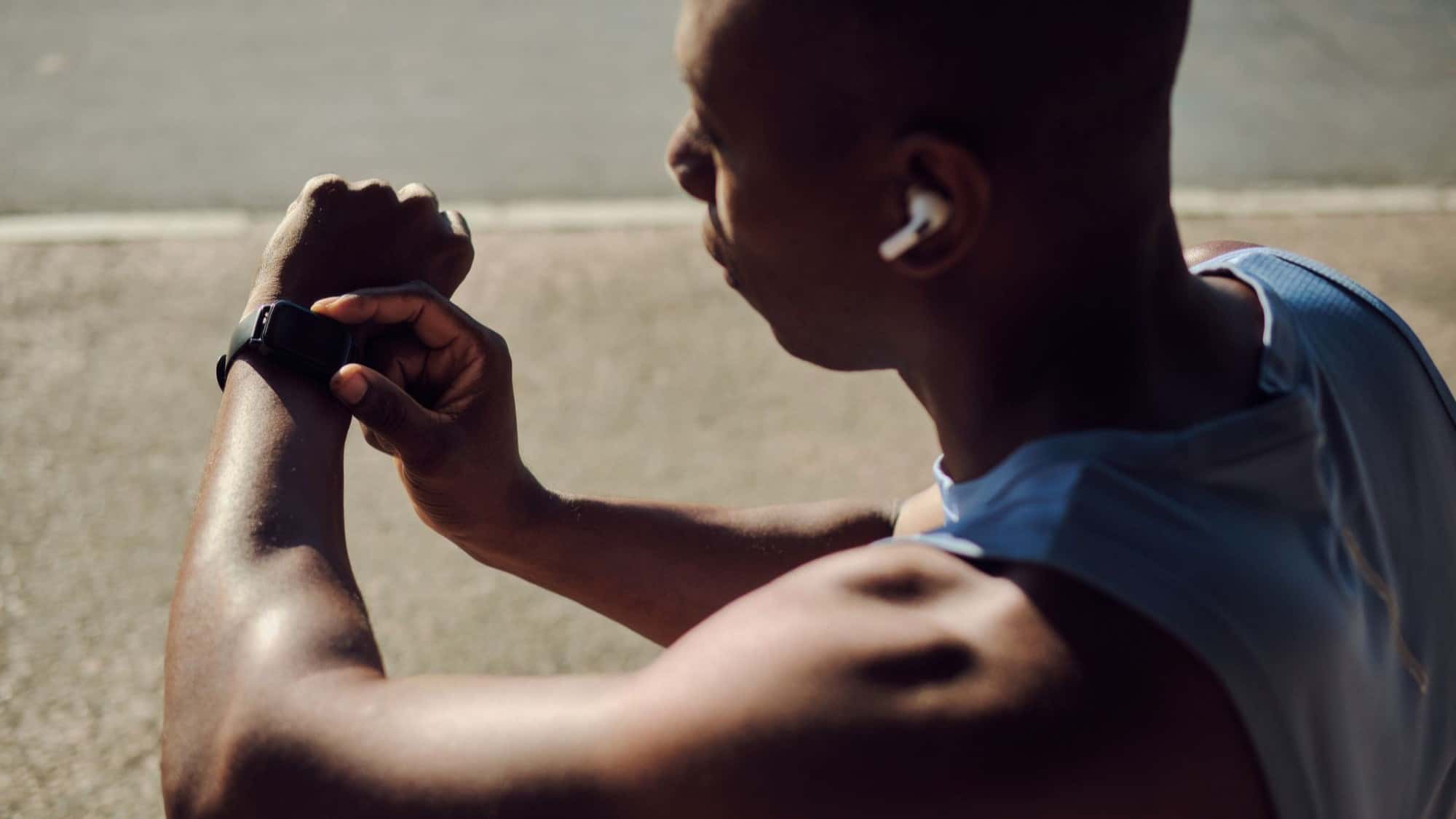 Fitness-Wearables-im-Vergleich-Smart-Ring-vs-Smartwatch-Der-ehrliche-Vergleich-f-r-Sportler-2026