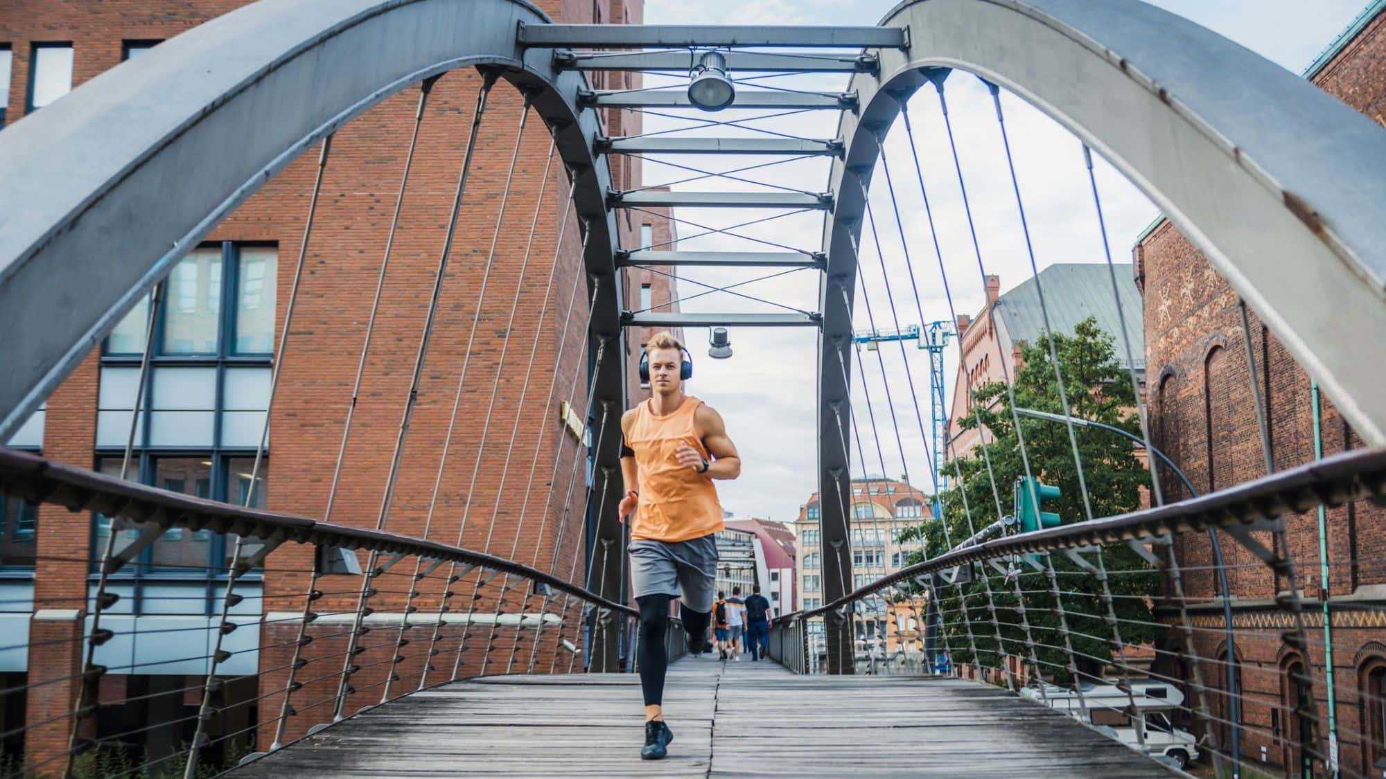 Aktive-St-dtereisen-Der-beste-Lauf-beginnt-vor-der-Hotelt-r-Europas-beste-Running-Cities