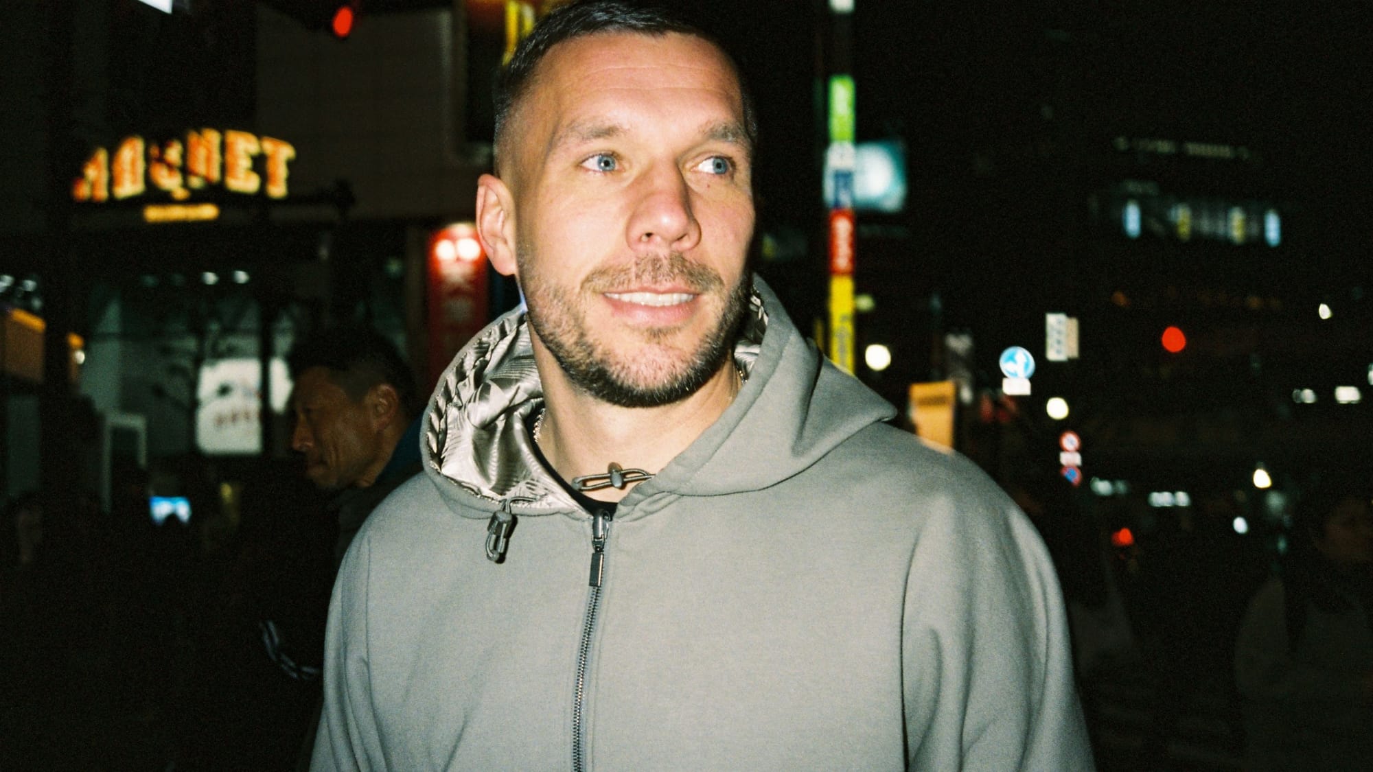 Folge-22-Fu-ball-Weltmeister-Lukas-Podolski-Lukas-Podolski-ber-Bolzplatz-Weltmeisterschaft-und-echte-Bodenhaftung