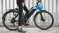 Ein Mann auf einem E-Bike