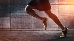 Mann trainiert seine Waden