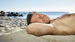 Die besten Sunscreen Sticks / Sommer 2024 / Westend61 / Getty Images