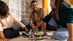 Ein Vater spielt mit seinen beiden Kindern
