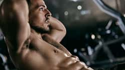 Ein Mann macht oberkörperfrei Crunches