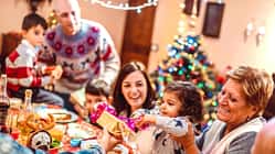 Eine große Familie sitzt zu Weihnachten am Esstisch