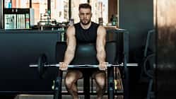 Ein Mann trainiert im Gym seine Arme