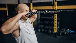 Ein Mann macht Face Pulls an einer Maschine Ein Mann macht Face Pulls an einer Maschine