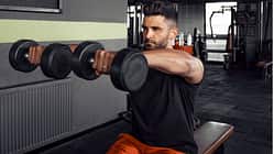 Dumbbell Front Raises richtig machen: Schultertraining Dumbbell Front Raises richtig machen: Schultertraining