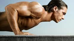 Close Up von sehr muskulösem Mann, der Liegestütz macht