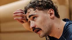 Ein Mann hält sich verschwitzt die Hand an die Stirn Ein Mann hält sich verschwitzt die Hand an die Stirn