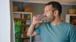 Ein Mann trinkt ein Glas Wasser