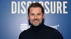 Daniel Macpherson lächelt in die Kamera, New York Premiere von "The Age of Disclosure"