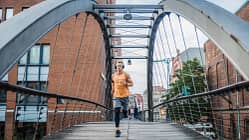 Ein Mann läuft in der Stadt auf einer Brücke