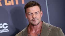 Alan Ritchson schaut in die Kamera auf der New York-Premiere von "Motor City"