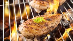 So wird Huhn schön saftig auf dem Grill