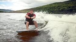 Beim Wakeboarden steht der Fahrer seitlich zur Fahrtrichtung auf dem Brett
