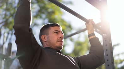 Mit der richtigen medikamentösen Einstellung können Asthmatiker wie der Fitnesscoach Julius Ise entspannt Sport treiben