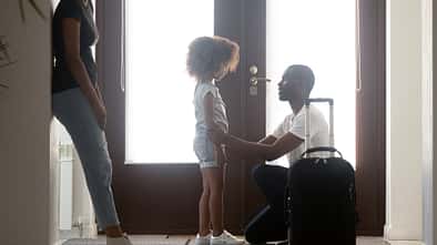 Eine Woche zu Mama, eine Woche zu Papa: Beim Wechselmodell betreuen getrenntlebende Eltern zu gleichen Teilen 
