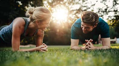 Die spaßigsten Fitnessspiele für drinnen und draußen