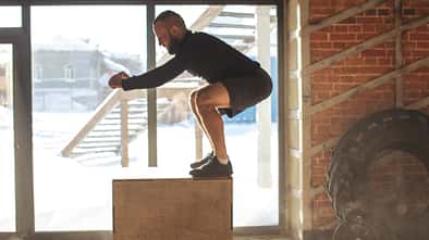 Mann springt auf Plyo Box