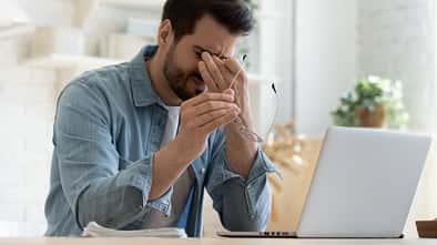 Müde, trockene Augen als Folge von zulanger Bildschirmarbeit? Höchste Zeit, die Augen zu entspannen.