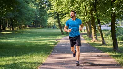 Mann joggt im Park