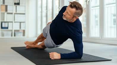 Älterer Mann macht eine Side-Plank