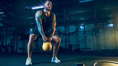 Mann trainiert mit einer Kettlebell