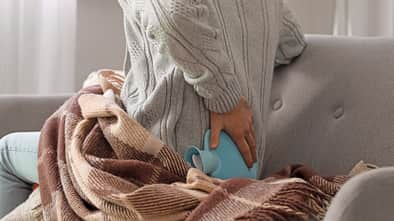 Mit einem Wärmegürtel müsste er sich nicht verrenken, um die Rückenschmerzen mit Wärme zu lindern.