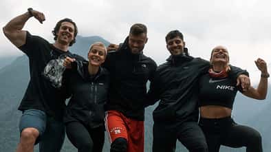 Die fünf Influencer Tim Stammberger, Paul Unterleitner, Kathrin Kunz, Viktoria Fischer und Niko Griesert posieren vor den Himalaya