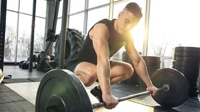 junger, sportlicher Mann trainiert im Gym