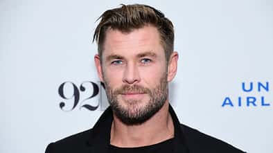 Chris Hemsworth lächelt in die Kamera