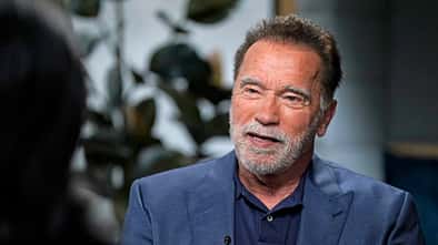 Arnold Schwarzenegger spricht in einem Interview in die Kamera