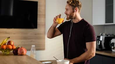 Mann trinkt ein Glas Orangensaft