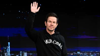 Mark Wahlberg winkt bei der Tonight Show in die Kamera