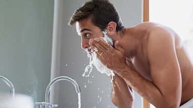 Die besten After Shave-Produkte für Männer / Frühjahr 2024 / PeopleImage / Getty Images