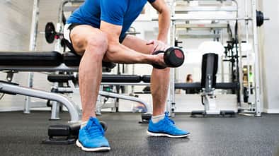 Älterer Mann beim Gewichtstraining