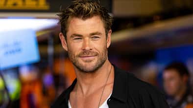 Chris Hemsworth lächelt in die Kamera
