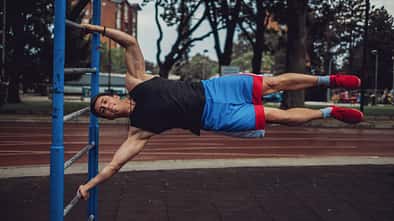 Strong,Athletic,Man,Doing,Flagpole,In,Outdoor,Gym, Human Flag, Körperspannung