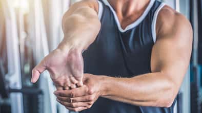 Mann dehnt sich vorm Sport