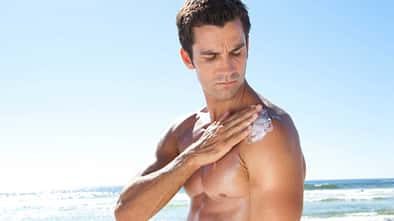 Die besten Sonnencremes für Männer / Sommer 2024 / Tom Merton / Getty Images