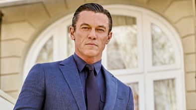 Luke Evans in einem schicken, blauen Anzug